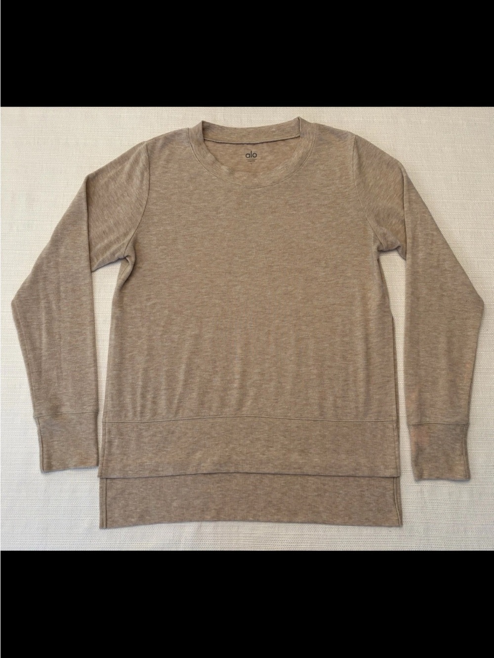 Alo Yoga Glimpse Women's S Beige Long Sleeve Side Slit Crew Neck Sweatshirt Top